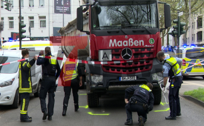 Schockierende Bilder für Augenzeugen - Radfahrerin verliert bei Unfall das Leben - Rettungskräfte haben keine Chance mehr - Polizei baut Sichtschutzzaun auf - Verkehrsunfallteam der Polizei hat Ermittlungen aufgenommen: 