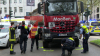 Schockierende Bilder für Augenzeugen - Radfahrerin verliert bei Unfall das Leben - Rettungskräfte haben keine Chance mehr - Polizei baut Sichtschutzzaun auf - Verkehrsunfallteam der Polizei hat Ermittlungen aufgenommen: 