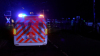 Bei Eintreffen der Rettungskräfte befand sich keine Person im PKW - 48 Personen müssen aus Zug evakuiert werden - Rettungshubschrauber im Einsatz - Passagiere im Zug bleiben unverletzt - Bahnstrecke voll gesperrt - PKW Insassen flüchtig: 