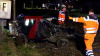 Bei Eintreffen der Rettungskräfte befand sich keine Person im PKW - 48 Personen müssen aus Zug evakuiert werden - Rettungshubschrauber im Einsatz - Passagiere im Zug bleiben unverletzt - Bahnstrecke voll gesperrt - PKW Insassen flüchtig: 