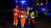 Bei Eintreffen der Rettungskräfte befand sich keine Person im PKW - 48 Personen müssen aus Zug evakuiert werden - Rettungshubschrauber im Einsatz - Passagiere im Zug bleiben unverletzt - Bahnstrecke voll gesperrt - PKW Insassen flüchtig: 