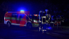 Bei Eintreffen der Rettungskräfte befand sich keine Person im PKW - 48 Personen müssen aus Zug evakuiert werden - Rettungshubschrauber im Einsatz - Passagiere im Zug bleiben unverletzt - Bahnstrecke voll gesperrt - PKW Insassen flüchtig: 