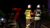 Bei Eintreffen der Rettungskräfte befand sich keine Person im PKW - 48 Personen müssen aus Zug evakuiert werden - Rettungshubschrauber im Einsatz - Passagiere im Zug bleiben unverletzt - Bahnstrecke voll gesperrt - PKW Insassen flüchtig: 
