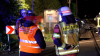 Bei Eintreffen der Rettungskräfte befand sich keine Person im PKW - 48 Personen müssen aus Zug evakuiert werden - Rettungshubschrauber im Einsatz - Passagiere im Zug bleiben unverletzt - Bahnstrecke voll gesperrt - PKW Insassen flüchtig: 