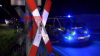 Bei Eintreffen der Rettungskräfte befand sich keine Person im PKW - 48 Personen müssen aus Zug evakuiert werden - Rettungshubschrauber im Einsatz - Passagiere im Zug bleiben unverletzt - Bahnstrecke voll gesperrt - PKW Insassen flüchtig: 