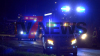 Bei Eintreffen der Rettungskräfte befand sich keine Person im PKW - 48 Personen müssen aus Zug evakuiert werden - Rettungshubschrauber im Einsatz - Passagiere im Zug bleiben unverletzt - Bahnstrecke voll gesperrt - PKW Insassen flüchtig: 