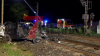 Bei Eintreffen der Rettungskräfte befand sich keine Person im PKW - 48 Personen müssen aus Zug evakuiert werden - Rettungshubschrauber im Einsatz - Passagiere im Zug bleiben unverletzt - Bahnstrecke voll gesperrt - PKW Insassen flüchtig: 