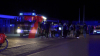 Bei Eintreffen der Rettungskräfte befand sich keine Person im PKW - 48 Personen müssen aus Zug evakuiert werden - Rettungshubschrauber im Einsatz - Passagiere im Zug bleiben unverletzt - Bahnstrecke voll gesperrt - PKW Insassen flüchtig: 
