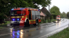 Lauter Knall erschreckt Bewohner eines Fachwerkhauses - Feuerwehr wird nicht tätig - Baum steckt noch in Dach: 