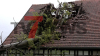 Lauter Knall erschreckt Bewohner eines Fachwerkhauses - Feuerwehr wird nicht tätig - Baum steckt noch in Dach: 
