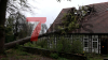 Lauter Knall erschreckt Bewohner eines Fachwerkhauses - Feuerwehr wird nicht tätig - Baum steckt noch in Dach: 