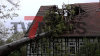 Lauter Knall erschreckt Bewohner eines Fachwerkhauses - Feuerwehr wird nicht tätig - Baum steckt noch in Dach: 