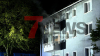 Rauch schlägt aus Fenstern im ersten Obergeschoss - eine Person wurde bei dem Brand verletzt - Feuerwehr konnte weitere Ausbreitung verhindern : 