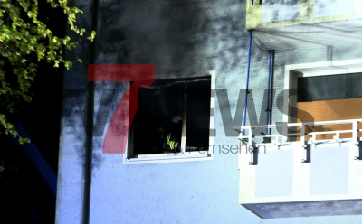 Rauch schlägt aus Fenstern im ersten Obergeschoss - eine Person wurde bei dem Brand verletzt - Feuerwehr konnte weitere Ausbreitung verhindern : 