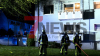 Rauch schlägt aus Fenstern im ersten Obergeschoss - eine Person wurde bei dem Brand verletzt - Feuerwehr konnte weitere Ausbreitung verhindern : 