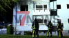 Rauch schlägt aus Fenstern im ersten Obergeschoss - eine Person wurde bei dem Brand verletzt - Feuerwehr konnte weitere Ausbreitung verhindern : 
