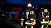 Rauch schlägt aus Fenstern im ersten Obergeschoss - eine Person wurde bei dem Brand verletzt - Feuerwehr konnte weitere Ausbreitung verhindern : 