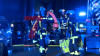Rauch schlägt aus Fenstern im ersten Obergeschoss - eine Person wurde bei dem Brand verletzt - Feuerwehr konnte weitere Ausbreitung verhindern : 
