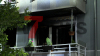 Rauch schlägt aus Fenstern im ersten Obergeschoss - eine Person wurde bei dem Brand verletzt - Feuerwehr konnte weitere Ausbreitung verhindern : 