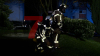 Rauch schlägt aus Fenstern im ersten Obergeschoss - eine Person wurde bei dem Brand verletzt - Feuerwehr konnte weitere Ausbreitung verhindern : 