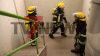 - mit Einsatzkleidung im Fitnessstudio trainieren - Training unter extrem Bedingungen - 20-30 Kilo wiegt die zusätzliche Ausrüstung - Mit schwerem Atemschutz die Treppen rauf und runter.: "...wir hatten zu Beginn Bedenken, ob man mit dem Luftvorrat auskommt" ... "Die Feuerwehr ist ein Team, wie auch eine Familie und so gehen wir an das Event ran..." "...Teamarbeit ist das A & O"...