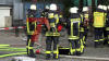 Personal reagiert umsichtig und evakuiert Besucher sofort - Feuerwehr dringt unter Chemieschutzanzügen dichtet Leckage ab und schlägt Chlorgas mit Wasser nieder: Feuerwehr mit 55 Kräften im Einsatz - Keine Personen verletzt