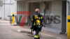 - mit Einsatzkleidung im Fitnessstudio trainieren - Training unter extrem Bedingungen - 20-30 Kilo wiegt die zusätzliche Ausrüstung - Mit schwerem Atemschutz die Treppen rauf und runter.: "...wir hatten zu Beginn Bedenken, ob man mit dem Luftvorrat auskommt" ... "Die Feuerwehr ist ein Team, wie auch eine Familie und so gehen wir an das Event ran..." "...Teamarbeit ist das A & O"...