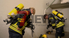 - mit Einsatzkleidung im Fitnessstudio trainieren - Training unter extrem Bedingungen - 20-30 Kilo wiegt die zusätzliche Ausrüstung - Mit schwerem Atemschutz die Treppen rauf und runter.: "...wir hatten zu Beginn Bedenken, ob man mit dem Luftvorrat auskommt" ... "Die Feuerwehr ist ein Team, wie auch eine Familie und so gehen wir an das Event ran..." "...Teamarbeit ist das A & O"...