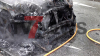 PKW in Vollbrand (on Tape) - Feuerwehr löscht brennenden Prosche - Fahrer bleibt unverletzt und kommt mit dem Schreck davon: 