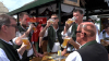 Bestes Wetter für Volksfest - Besucher genießen schönes Wetter - Bierkrüge werden zuhauf angestoßen: 