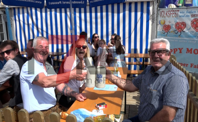 Bestes Wetter für Volksfest - Besucher genießen schönes Wetter - Bierkrüge werden zuhauf angestoßen: 