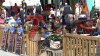 Bestes Wetter für Volksfest - Besucher genießen schönes Wetter - Bierkrüge werden zuhauf angestoßen: 