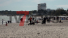 Familien genießen warmes Wetter - Kinder spielen im Sand - Besucher sonen sich in Strandkörben - großer Besucherandrang: 