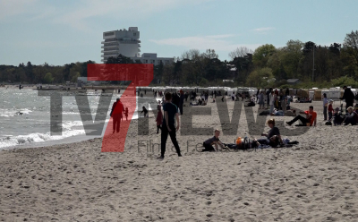 Familien genießen warmes Wetter - Kinder spielen im Sand - Besucher sonen sich in Strandkörben - großer Besucherandrang: 