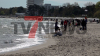 Familien genießen warmes Wetter - Kinder spielen im Sand - Besucher sonen sich in Strandkörben - großer Besucherandrang: 