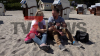 Familien genießen warmes Wetter - Kinder spielen im Sand - Besucher sonen sich in Strandkörben - großer Besucherandrang: 