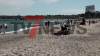 Familien genießen warmes Wetter - Kinder spielen im Sand - Besucher sonen sich in Strandkörben - großer Besucherandrang: 
