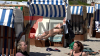 Familien genießen warmes Wetter - Kinder spielen im Sand - Besucher sonen sich in Strandkörben - großer Besucherandrang: 