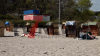 Familien genießen warmes Wetter - Kinder spielen im Sand - Besucher sonen sich in Strandkörben - großer Besucherandrang: 