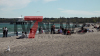 Familien genießen warmes Wetter - Kinder spielen im Sand - Besucher sonen sich in Strandkörben - großer Besucherandrang: 