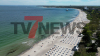 Familien genießen warmes Wetter - Kinder spielen im Sand - Besucher sonen sich in Strandkörben - großer Besucherandrang: 