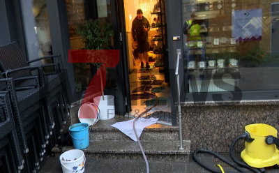 Dunkle Wolken über Wesseling - Regen prasselt auf den Rhein - Wetterexperten warnen vor starkem Unwetter - Feuerwehr und THW im Einsatz - erneute Überschwemmungen im Ahrtal: 