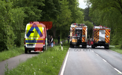 Verkehrsunfallteam der Polizei vor Ort - Spurensicherung im vollen Gange - Straße bis in die Mittagsstunden gesperrt - Unfallfahrer flüchtig - Polizei bittet um Zeugenhinweise: 