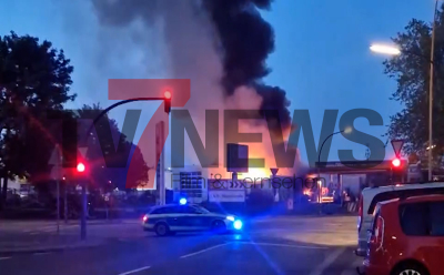 Flammen und Rauchwolke (on Tape) - Feuerwehr ist schnell vor Ort - immenser Sachschaden - Brandausbreitung auf Zapfsäulen konnte verhindert werden - Brandobjekt durch Polizei beschlagnahmt: 
