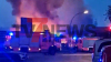 Flammen und Rauchwolke (on Tape) - Feuerwehr ist schnell vor Ort - immenser Sachschaden - Brandausbreitung auf Zapfsäulen konnte verhindert werden - Brandobjekt durch Polizei beschlagnahmt: 
