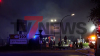 Flammen und Rauchwolke (on Tape) - Feuerwehr ist schnell vor Ort - immenser Sachschaden - Brandausbreitung auf Zapfsäulen konnte verhindert werden - Brandobjekt durch Polizei beschlagnahmt: 