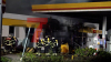 Flammen und Rauchwolke (on Tape) - Feuerwehr ist schnell vor Ort - immenser Sachschaden - Brandausbreitung auf Zapfsäulen konnte verhindert werden - Brandobjekt durch Polizei beschlagnahmt: 