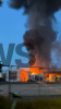 Flammen und Rauchwolke (on Tape) - Feuerwehr ist schnell vor Ort - immenser Sachschaden - Brandausbreitung auf Zapfsäulen konnte verhindert werden - Brandobjekt durch Polizei beschlagnahmt: 