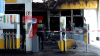 Flammen und Rauchwolke (on Tape) - Feuerwehr ist schnell vor Ort - immenser Sachschaden - Brandausbreitung auf Zapfsäulen konnte verhindert werden - Brandobjekt durch Polizei beschlagnahmt: 