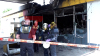Flammen und Rauchwolke (on Tape) - Feuerwehr ist schnell vor Ort - immenser Sachschaden - Brandausbreitung auf Zapfsäulen konnte verhindert werden - Brandobjekt durch Polizei beschlagnahmt: 